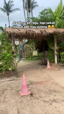 Haii guys selain bisa untuk liburan, disini juga bisa nginap lo, kamar nya bagus cocok buat bulan madu nuansa pantai 😍 kalau kalian mau harga promo boleh pesan langsung di tag lokasi aku sematkan 🫵🏻 #liburan #pantai #trikorabeachglamping #staycation 