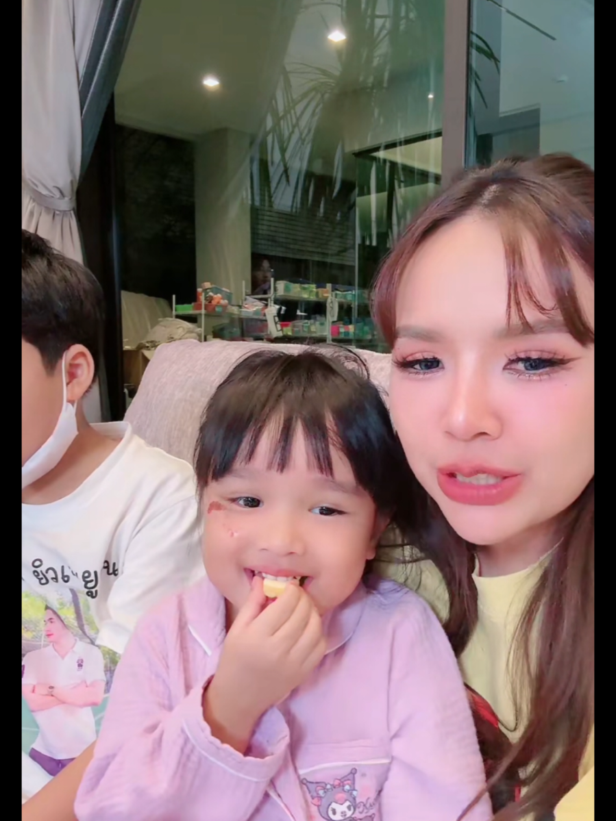 ยูจินบอกพ่อไปช่วยคนน้ำท่วม ตัวแค่นี้รู้เรื่องแล้ว เก่งมากเลยยูจิน😍 #เทศกาลเจนนี่  #เจนนี่ได้หมดถ้าสดชื่น  #ยูจิน  #tiktokviral 