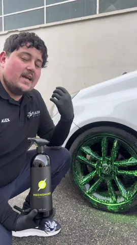 Come pulire correttamente un cerchione nero lucido, senza rovinarlo con prodotti estremamente aggressivi che lo opacizzano. Tutorial sulla pulizia cerchi. #neonshine #perteeee #flashdetail 