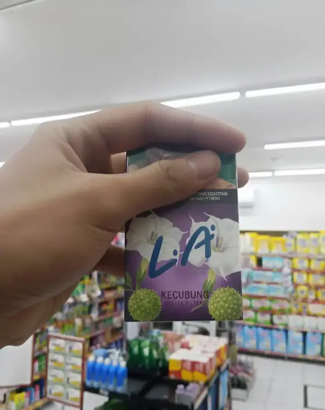 🍜 Cara Memasak Mie Kuah Instan Ini adalah metode dasar untuk sebagian besar mie instan berkuah: -Siapkan Air: Tuang air (biasanya sekitar 400-500 ml untuk 1 bungkus) ke dalam panci. -Didihkan Air: Panaskan air hingga mendidih di atas api sedang. -Masukkan Mie: Setelah air mendidih, masukkan mie instan ke dalam panci. -Masak Mie: Masak mie selama kurang lebih 2 hingga 3 menit sambil sesekali diaduk agar tidak menggumpal. Jangan masak terlalu lama agar mie tidak lembek. -Siapkan Bumbu: Sementara mie dimasak, tuang bumbu-bumbu (bumbu bubuk, minyak bumbu, dll.) ke dalam mangkok saji. •Sajikan: -Matikan api. -Tuang mie beserta air rebusannya (kuah) langsung ke dalam mangkok yang sudah berisi bumbu. -Aduk rata hingga bumbu tercampur sempurna dengan mie dan kuah. -Tambahan (Opsional): Taburkan bawang goreng (jika ada) dan tambahkan bahan pelengkap lain seperti telur rebus, irisan daun bawang, atau sayuran. semoga bermanfaat 😇  #fypシ #lewatberanda #resep #buahiblis #cubungcubungnomi 