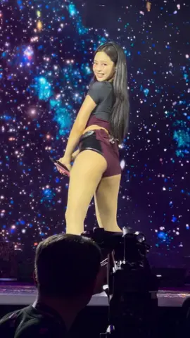 fancam forever young day 1 #jisoo #jennie #rosé #rosé #deadlineinsingaporeday1 