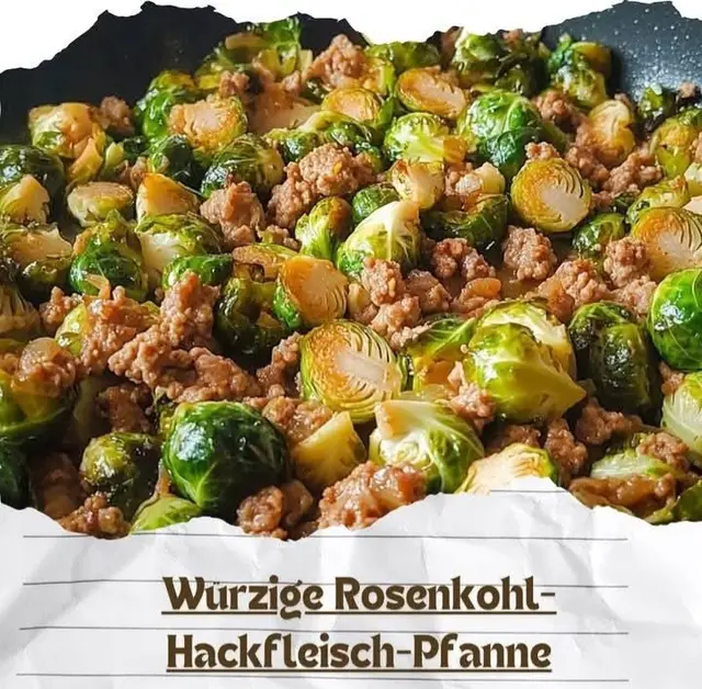 Würzige Rosenkohl-Hackfleisch-Pfanne    Ingredients  - 500 g Hackfleisch  - 500 g Rosenkohl (äußere Blätter entfernen, Enden kürzen)  - 1 Zwiebel  - 2 Knoblauchzehen  - 1 Paprika  - 2 EL Olivenöl  - Gewürze nach Wahl (z. B. Salz, Pfeffer, Paprika)  - Petersilie zur Garnitur    Directions  1. Rosenkohl vorbereiten: Äußere Blätter entfernen und die Enden abschneiden. Den Rosenkohl in kochendem Wasser ca. 5 Minuten blanchieren, bis er zart, aber noch bissfest ist. Abgießen und kurz beiseitestellen.  2. Zwiebel und Knoblauch fein hacken.  3. In einer großen Pfanne das Olivenöl bei mittlerer Hitze erwärmen.  4. Zwiebel und Knoblauch in die Pfanne geben und glasig anschwitzen, bis sie duften.  5. Das Hackfleisch hinzufügen und kräftig anbraten, dabei mit einem Kochlöffel in kleine Stücke zerteilen, bis es schön gebräunt ist.  6. Die Paprika würfeln und zusammen mit dem blanchierten Rosenkohl zum Hackfleisch geben. Alles gut vermengen, damit sich die Aromen verbinden.  7. Mit Salz, Pfeffer und optional Paprikapulver abschmecken. Die Mischung noch etwa 5 Minuten weiterbraten, damit alles durchwärmt und leicht angebraten ist.  8. Mit frisch gehackter Petersilie bestreuen und am besten heiß servieren — guten Appetit!