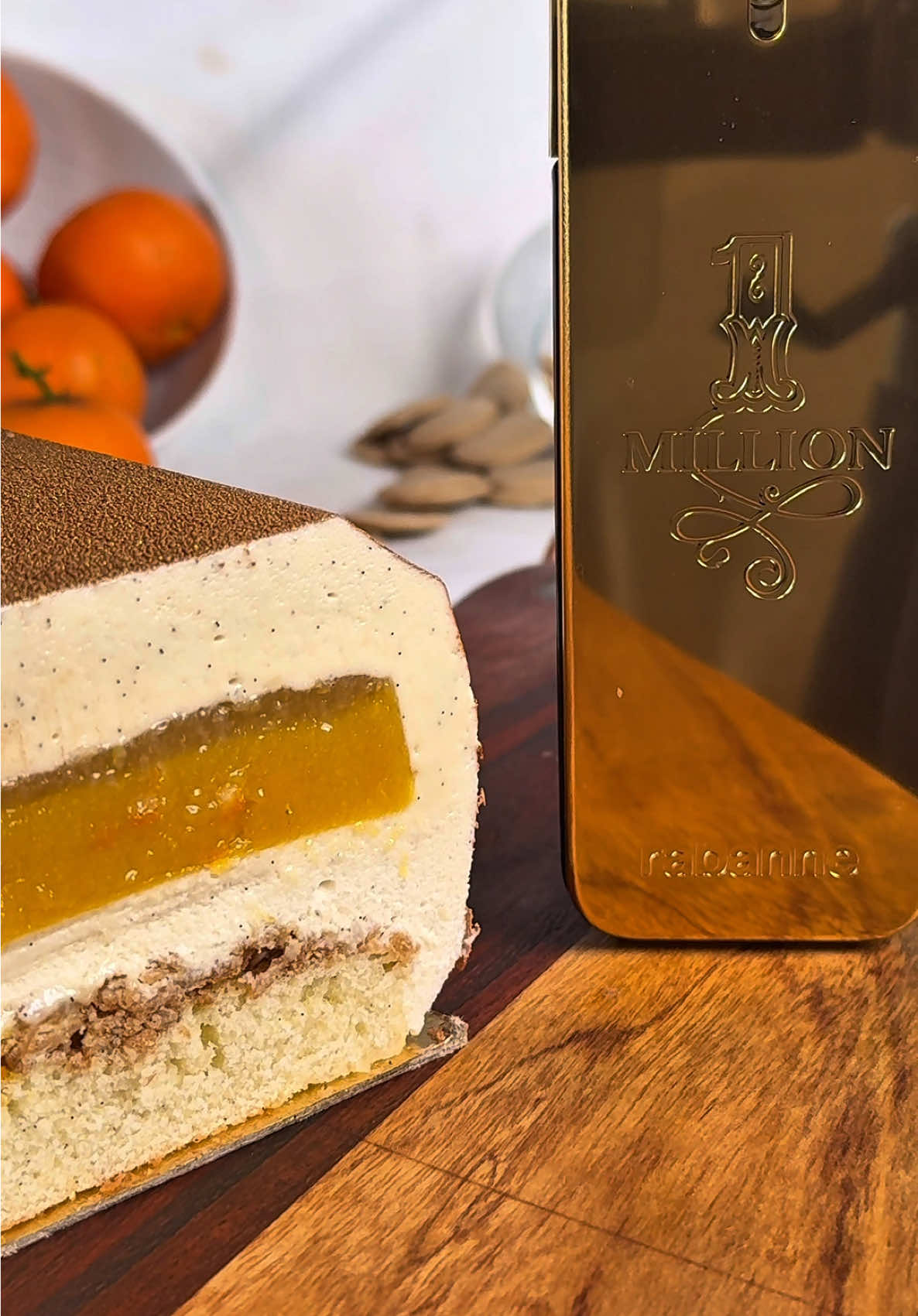 Entremet Dulcey et Agrumes 🍊  Collaboration commerciale - inspiré par l’univers chaud et doré du parfum One Million @rabanne, j’ai imaginé un entremets qui reprend ses notes emblématiques : douceur, agrumes et chaleur ambrée. Au programme : - Mousse vanille dulcey - Marmelade de clémentine - Confit de yuzu - Biscuit madeleine miel–cannelle - Croustillant dulcey Un dessert lumineux, gourmand et chaleureux, à l’image de #onemillion ✨ #patisserie #dessert #baking 