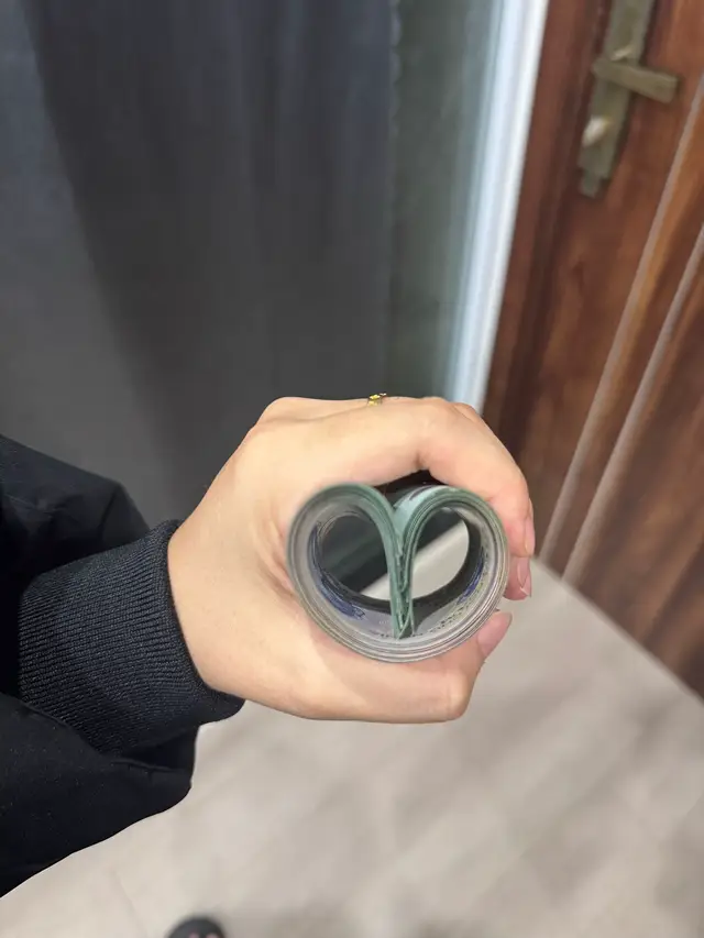 Tay còn dính bụi sao mà dám dụi mắt người ta haha 