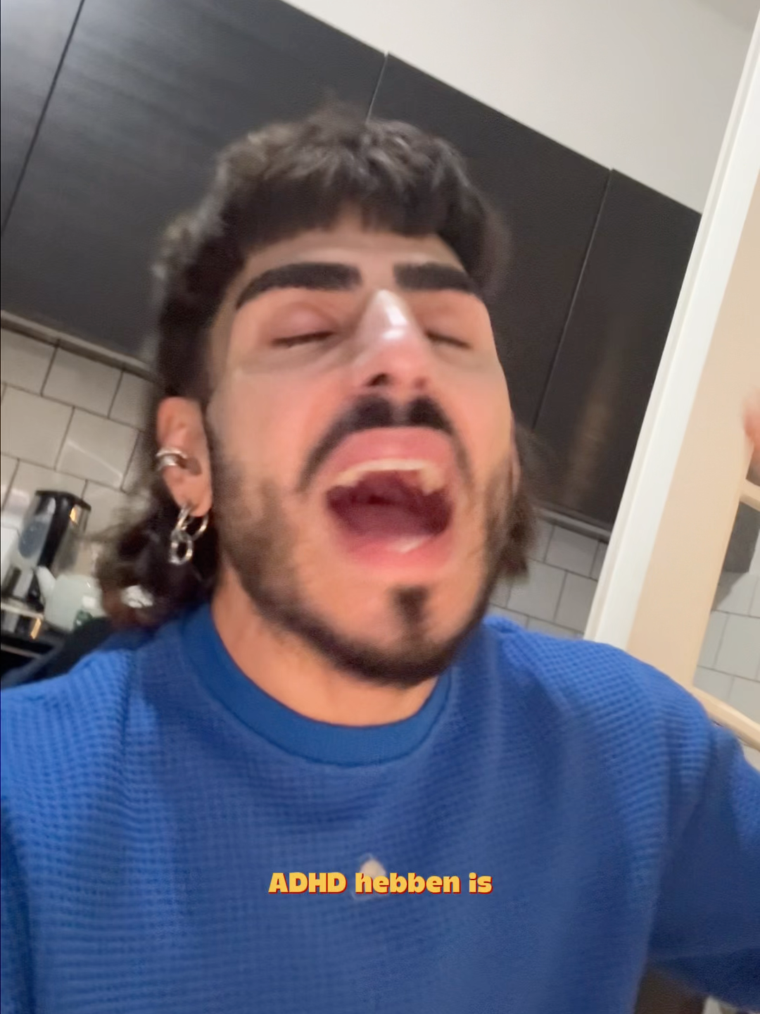 Mijn koffie leeft drie levens: koud → opgewarmd → vergeten 🤡💀 Vanmorgen vond ik gisteren terug in de microgolf 🥲 Jij ook zo’n ritueel?🕺🏽✨ #gewoonmo #momoments #adhdcommunity #adhdhumor #adhd #chaoscore