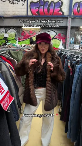 Y’a tellement de choses vous pouvez pas être déçues 🫣  Adresse: Five vintage dans le 13e ;) @fivevintage #frippe #secondemain #vintage #fourrure 