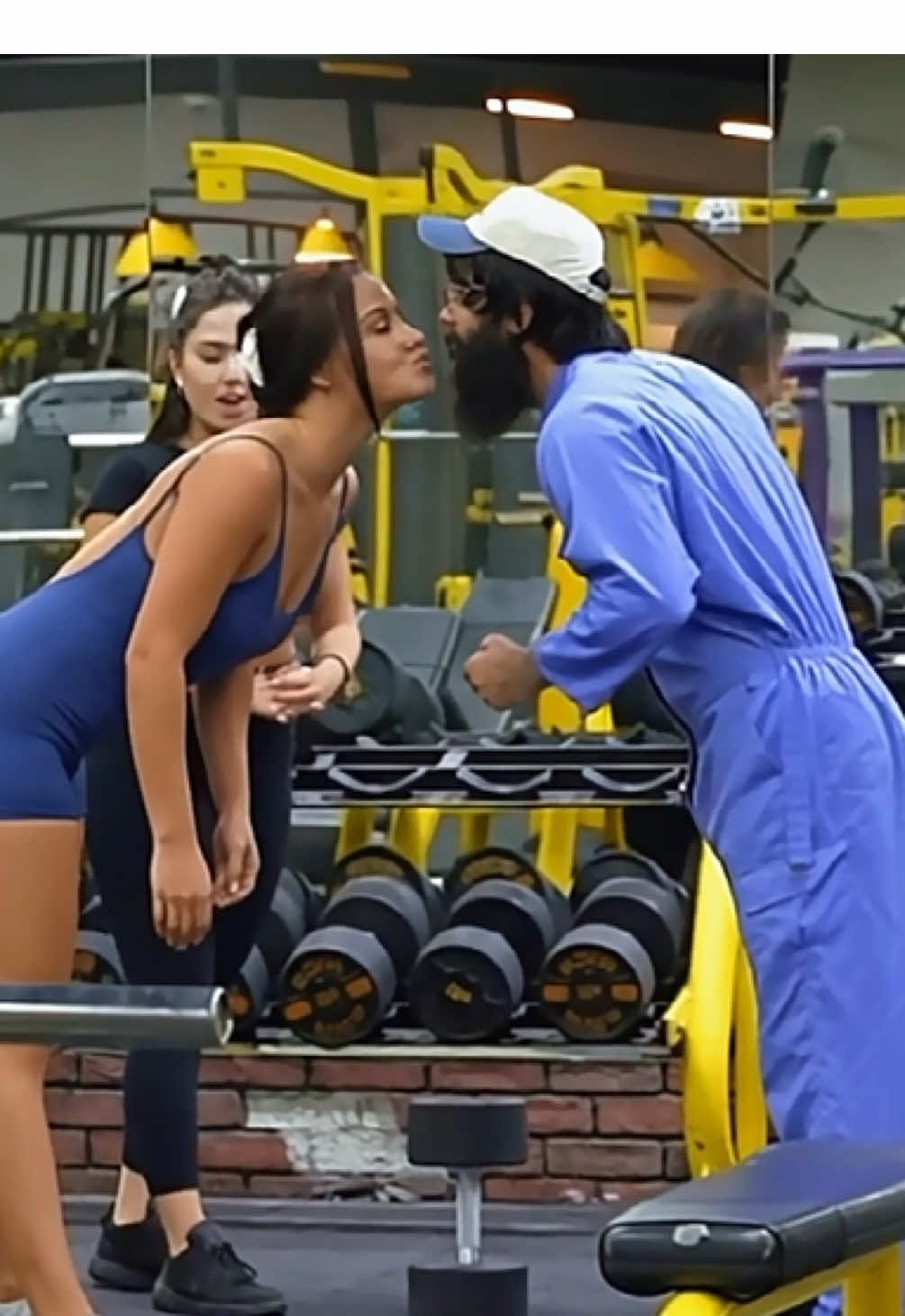 32KG Mop Shocks GIRLS in a GYM | anatoly prank #anatoly #GymTok #gymshark #us #fakesituation⚠️ 