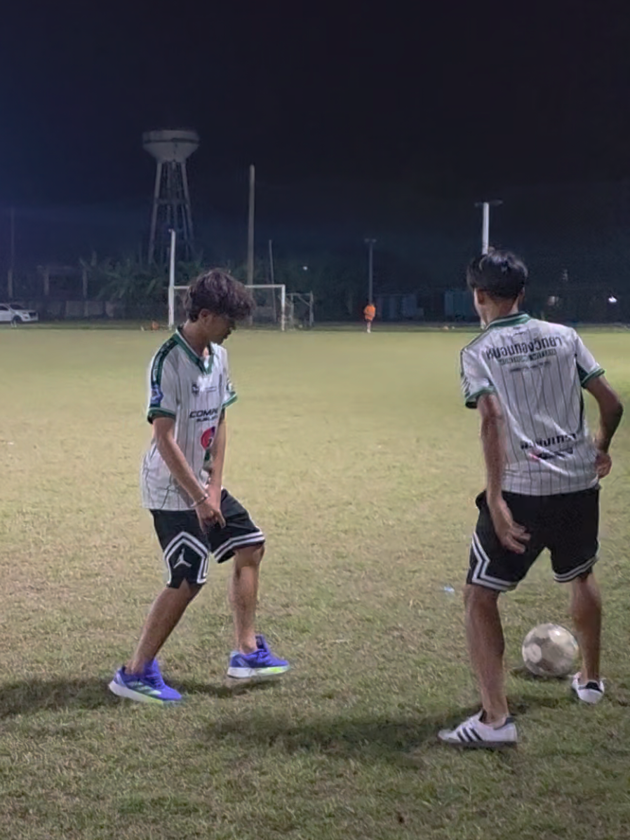 ⚽️ผู้ชายเขาหยอกล้อกัน...มันก็ดูจิ้นๆหน่อย คู่จิ้น เต & นาว  #หมอนทองวิทยา #ฟุตบอล7สี #เต  #นาว 