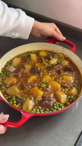 Spezzatino di carne con piselli e patate dolci 🍠  Ingredienti ⬇️ - 700–800 g spezzatino di manzo - Farina - Olio d’oliva - 1 noce di burro - ½ cipolla tritata - 1 carota grande (o 2 piccole) a cubetti - 1 foglia di alloro - 2 rametti di rosmarino - 2 spicchi d’aglio leggermente schiacciati - 1 cucchiaio grande di concentrato di pomodoro - Brodo vegetale caldo q.b. - 2 patate dolci, sbucciate e tagliate a pezzi - 150 g piselli - Sale e pepe —————— Procedimento ; In una padella ho scaldato un filo d’olio d’oliva e una noce di burro. Quando il burro si è sciolto ho infarinato leggermente i pezzi di carne e li ho messi a rosolare da entrambi i lati. Ho aggiunto la mezza cipolla tritata, la carota a cubetti, la foglia di alloro, i rametti di rosmarino e gli spicchi d’aglio. Ho unito il concentrato di pomodoro e ho mescolato bene lasciando insaporire qualche minuto. Ho aggiunto il brodo vegetale caldo fino a coprire la carne, ho messo il coperchio e ho lasciato cuocere a fiamma bassa per circa 1 ora e mezza, mescolando ogni tanto. Negli ultimi 15 minuti ho aggiunto le patate dolci a pezzi e i piselli, ho regolato di sale e pepe, richiuso con il coperchio e lasciato cuocere finché tutto è morbido e cremoso.🌷 —————— طاجن لحم بالبازلاء والبطاطا الحلوة 🍠 المكونات ⬇️ ‎700–800 g لحم قطع صغيرة  دقيق زيت زيتون ‎1 ملعقة زبدة ‎½ بصلة مفرومة ‎1 جزرة كبيرة (أو ‎2 صغيرتين) مقطعة مكعبات ‎1 ورقة غار ‎2 أعواد إكليل الجبل ‎2 فص ثوم مهروس قليلًا ‎1 ملعقة كبيرة معجون طماطم مرق خضار ساخن حسب الحاجة ‎2 بطاطا حلوة مقشرة ومقطعة ‎150 g بازلاء ملح وفلفل —————— الطريقة ; في مقلاة سخّنت زيت الزيتون مع الزبدة. و وضعت قطع اللحم في الدقيق قليلًا ثم وضعتها لتتحمّر من الجهتين. أضفت البصل المفروم والجزر وورقة الغار وأعواد إكليل الجبل وفصوص الثوم. ثم أضفت معجون الطماطم وقلّبت جيدًا وتركته ليتنكّه لبضع دقائق. بعدها أضفت مرق الخضار الساخن حتى غطّى اللحم، غطّيت المقلاة وتركته يطهى على نار هادئة لمدة حوالي ‎1 ساعة ونصف، مع التحريك من حين لآخر. في آخر ‎15 دقيقة أضفت البطاطا الحلوة المقطعة والبازلاء، وعدّلت الملح والفلفل، وأعدت الغطاء وتركته يطهى حتى يصبح كل شيء طريًا🌷 . #ricettefacili #EasyRecipes #goulash 