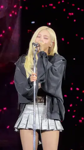 angel on stage 🤍 #blackpink #rosé #deadlineinsingaporeday1 