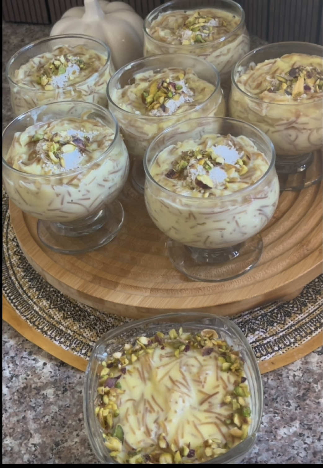 حلا الطيبين بطريقة جديدة ومميزة👌🏻 حلا الشعيرية بهالاجواء غيييير #وصفات 