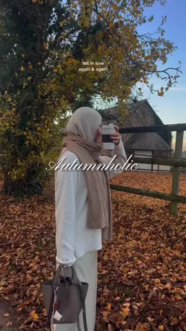 Fall in love again with fall 🍂 . . #aestheticvibes #autumnstyle #fallaesthetic #outfitinspo #modestoutfitideas 