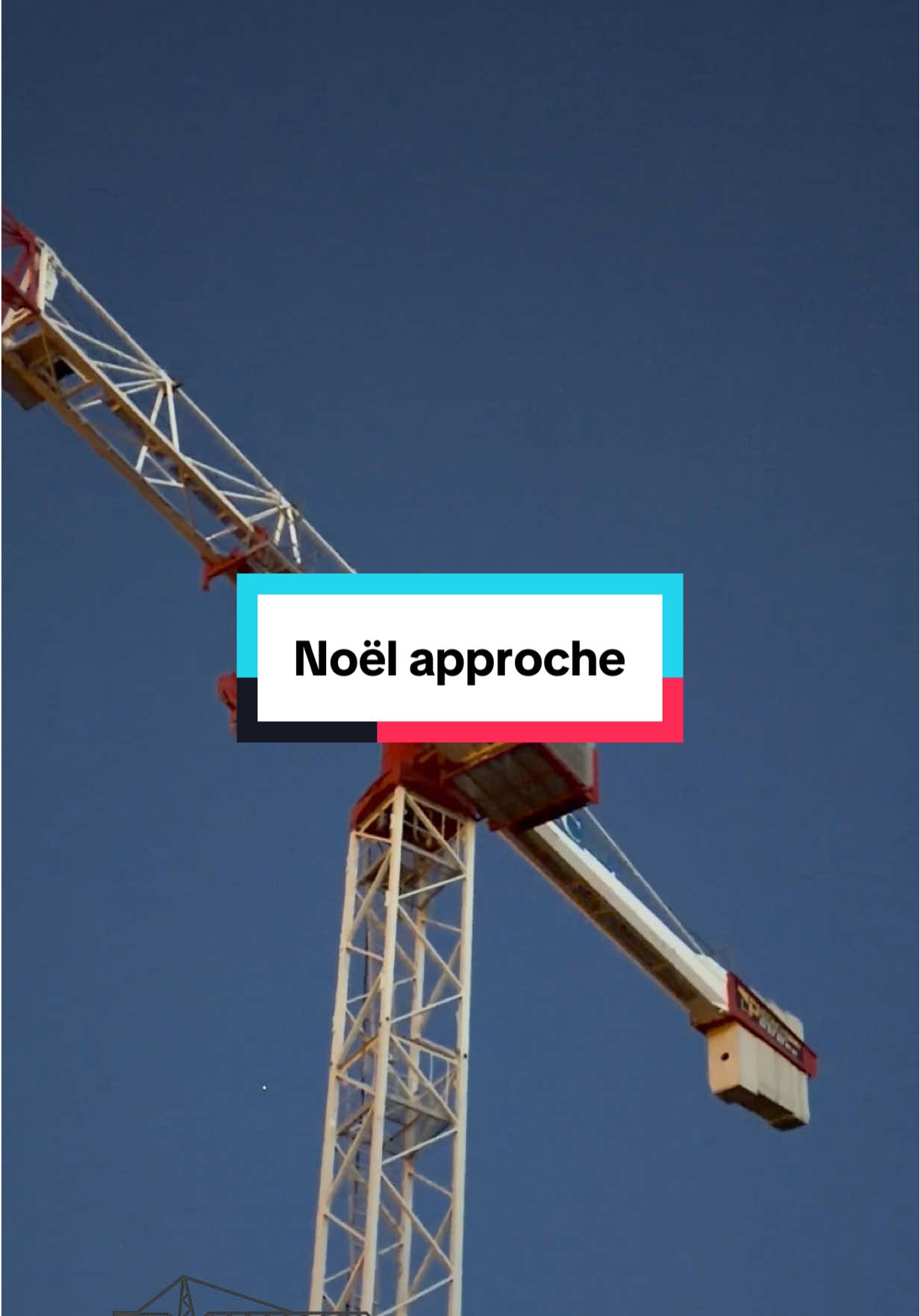 La magie de Noël prend de la hauteur, j’ai décoré mon grand sapin 🎄😁 #grue #grutier #decoration #noel #hauteur 