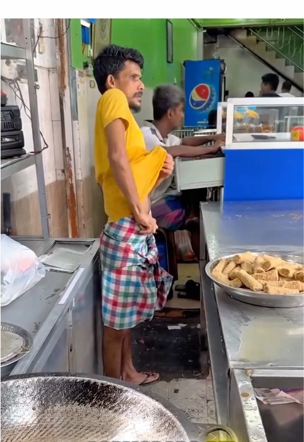 Hoy visitamos un puesto de churros en la India 🇮🇳 #comidaindia #india #streetfood #cocinaindia #indianfood 
