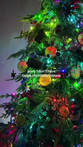 90s rainbow christmas > beige christmas #colorfulchristmasdecor #holidaydecor #christmastree #christmasdecor #cozyathome 