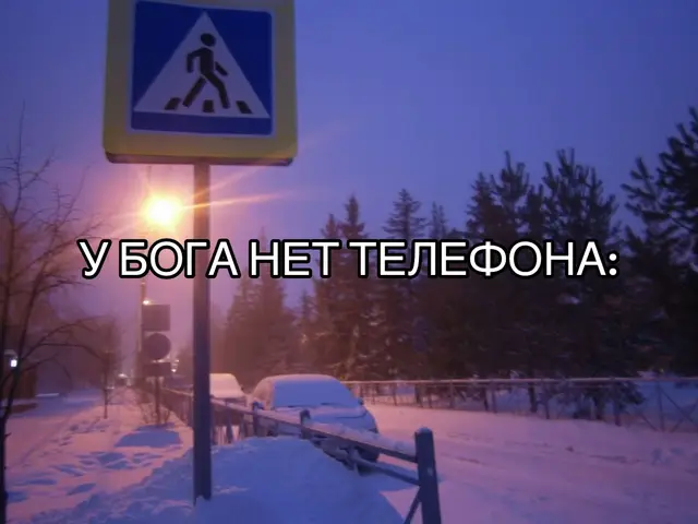 «Токийский гуль» (яп. 東京喰種 Токё: гуру) — это одна из самых известных и влиятельных манг и аниме-серий 2010-х годов, оставившая огромный след в культуре. Это мрачная, жестокая и философская история, которая выходит далеко за рамки простого «боевика про монстров». Вот подробный рассказ о вселенной «Токийского гуля». 1. Сюжет и Основная Завязка Действие происходит в альтернативной версии Токио, где общество живет в страхе перед таинственными существами — гулями. Гули внешне неотличимы от людей, но физиологически радикально иные. Их единственно возможной пищей является плоть человека. Главный герой — Кэн Канеки, обычный, немного робкий студент-литературовед, который предпочитает книги общению со сверстниками. Его жизнь кардинально меняется после неудачного свидания с очаровательной девушкой Ризой Камоширо. Оказывается, она — гуль. Во время инцидента Кэнки получает смертельные ранения, и чтобы спасти его жизнь, врачи пересаживают ему органы Ризы. Операция проходит успешно, но Кэнки постепенно понимает, что он больше не человек. Он становится полу-человеком, полу-гулем — уникальным гибридом, не принадлежащим полностью ни к одному миру. Основные темы сюжета: · Идентичность и принятие себя: Кэнки вынужден бороться со своей новой природой. Он испытывает отвращение к необходимости питаться людьми, но его тело требует этого. Он задается вечными вопросами: «Кто я?», «Что делает меня мной?», «Где мое место в мире?». · «Пожиратель» и «жертва»: История постоянно меняет перспективу, заставляя зрителя сопереживать как людям, ставшим жертвами гулей, так и самим гулям, которые вынуждены убивать, чтобы выжить. · Цикл ненависти и непонимание: Конфликт между людьми и гулями основан на страхе и незнании. Обе стороны видят в друг друге только монстров, не желая понять их суть. · Одиночество и поиск семьи: Кэнки, будучи изгоем, находит новую «семью» в лице других гулей из антикварного кафе «Антейку». Тема выбранной семьи против семьи по крови является одной из центральных. 2. Ключевые понятия вселенной · Гули: Их тело покрыто особой тканью — какухо, прочнее стали. Их главное оружие — убийственный орган (какудзя), который может принимать различные формы (хвост, клинок, крыло и т.д.). У них также есть укаи — особые глаза, обычно с красной радужкой. · Какудзя: Уникальный орган гуля, который является проявлением его RC-клеток. Бывает ринкаку (хвостообразный), коукаку (броневидный), бикаку (плети) и ута (крылообразный). Тип какуджи многое говорит о характере ее обладателя. · Следователи (Довкэ): Специальный отряд полиции, созданный для борьбы с гулями. Они используют холодное оружие, изготовленное из какухо самих гулей — куинке. Чтобы использовать куинке, нужно быть омяй (полу-человеком) — следователем, имплантировавшим себе органы гуля. · Рейтинг угроз: Гули и следователи классифицируются по уровням опасности (от SSS до C). · Антейку: Нейтральное антикварное кафе, которое служит убежищем для гулей, желающих мирно сосуществовать с людьми. Его владелица, Это, является одним из самых сильных и мудрых гулей. 3. Медиа-франшиза · Манга: Автор — Суи Исида. Состоит из 14 томов (144 главы). Является первоисточником и обладает самой полной и проработанной историей. · Аниме (1 и 2 сезоны): Адаптация от студии Pierrot. Первый сезон считается хорошей, хотя и урезанной адаптацией. Второй сезон сильно отклоняется от сюжета манги, что вызвало неоднозначную реакцию фанатов. · Токийский гуль: re (Сиквел): Прямое продолжение оригинальной манги. Аниме-адаптация (3 и 4 сезоны) следует канону, но очень сжато, из-за чего новичкам может быть сложно понять происходящее. · Игры, новелизации, мюзикл: Франшиза также включает в себя видеоигры, ранобэ и даже успешные сценические постановки. 4. Почему «Токийский гуль» стал таким популярным? 1. Анти-герой: Кэн Канеки — не типичный уверенный в себе главный герой. Он травмированный, неуверенный, морально нестабильный персонаж, чья трансформация (в том числе и в плане личности и силы) захватывает зрителя.