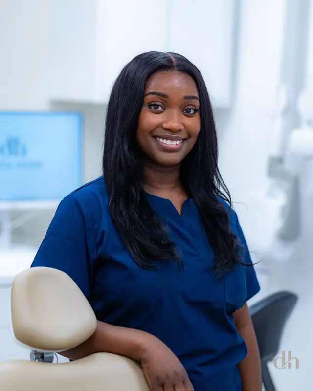 Hallo, ik ben Claudia Nyinah✨ Graag stel ik mezelf aan jullie voor als tandarts en mede-eigenaresse van onze praktijk. In 2021 ben ik afgestudeerd als tandarts aan het Academisch Centrum Tandheelkunde Amsterdam (ACTA). Sindsdien richt ik mij met veel zorg en precisie op hoogwaardige, patiëntgerichte tandheelkunde. Ik heb een sterke affiniteit met esthetische behandelingen zoals facings, kronen en bruggen, maar ook de algemene tandheelkunde blijft een belangrijk onderdeel van mijn werk. Professionaliteit, duidelijke communicatie en een zorgvuldige benadering staan voor mij altijd centraal. Ik kijk ernaar uit om jullie te ontmoeten in Dental Haven en samen te werken aan een gezonde en duurzame glimlach. #voorjou #fyp #dentalhaven #tandarts #almere 