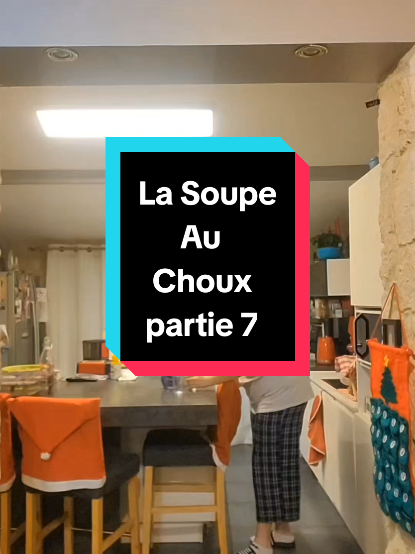Je la reposte parce que j'ai eu un gros bug sur la vidéo, je vous remet la petite anecdote : J'ai cassé une chaise pour le passage ou la denrée tombe en arrière 😅🤣 Mais je l'ai réparé !....au pistolet à colle 😅 Ducoup c'est très laid et je dois une chaise à ma mère 🫠  #acting #humour #foryou #pourtoi #fyp 