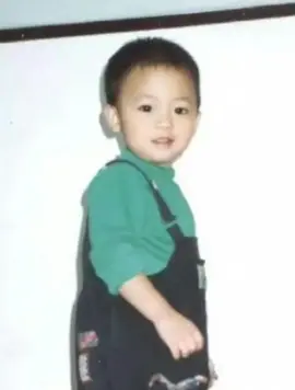 artikan sendiri dari foto dia kecil,remaja, ampe skrng dewasa..  soal nya pernah ada yg komen gini 