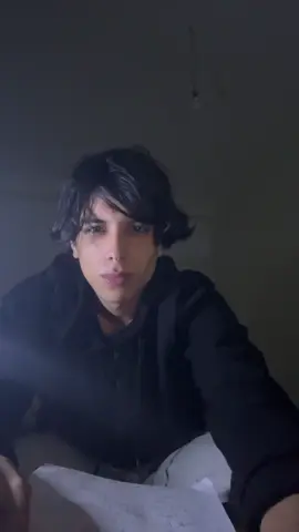 ig : abdeslvm_frht                    🇲🇦 : ana fch tfrjt f 7l9a makamlach dyal death note.                                🇺🇸 : me cuz i didn't watch death note but i fw L aura and personality and only recognized him through edits.                  #fyp #deathnote #anime #viral 