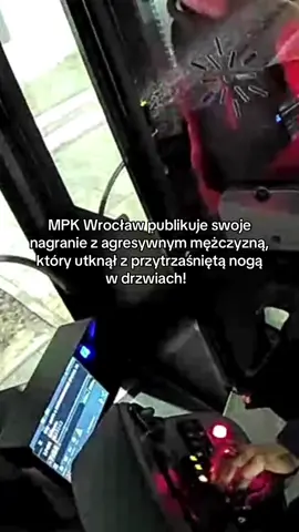 MPK Wrocław publikuje swoje nagranie z agresywnym mężczyzną, który utknął z przytrzaśniętą nogą w drzwiach!  