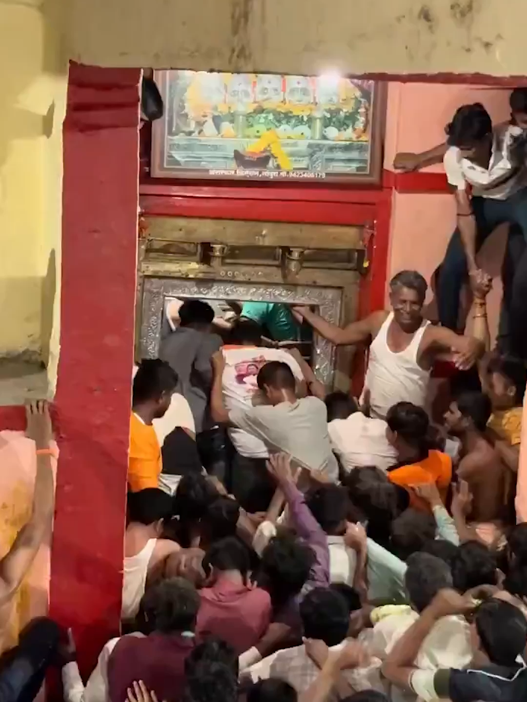 La gente se aglomera en el Templo Palsi Supo por una sola razón: miles creen que “cumple deseos”. La fe, el rumor viral y la promesa de milagros están provocando multitudes, caos y estampidas en la India. ¿Tú crees en estos lugares “milagrosos”? #TemploPalsiSupo #IndiaNews #ViralesHoy #CulturaYFe #adnnoticias