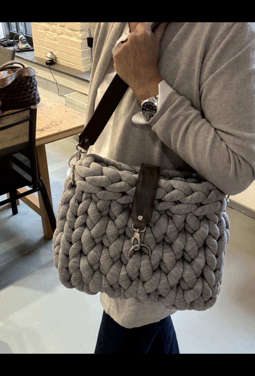 New!!!! Strickmuster in Raute 💠  Wir haben ein neues Muster ausprobiert, es lehnt sich an die Zöpfe der Norwegerpullover an und hat eine schöne Tiefenwirkung.  Ausgestattet ist diese ausgefallene Grobstricktasche mit premium cotton @loopsstudio und Gürtelleder von @lebenswerk_guertelmanufaktur  Möchtest du eine Tasche von uns gefertigt bekommen, melde dich per PN #grobstricktasche #Gürtelleder #chunkyyarn