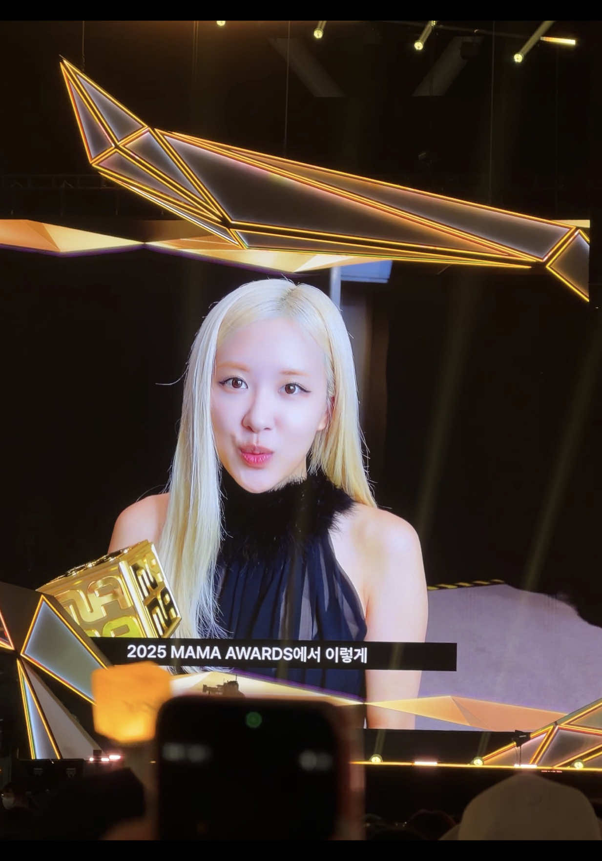 Congratulations to Rosie~ we're so proud of you🥹 @ROSÉ #mama2025 #rosie 