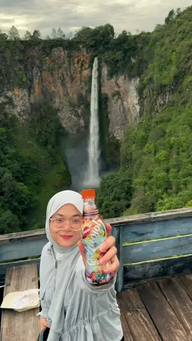 minum teh dgn gaya sipisopiso  #tourguidemedan #sipisopisowaterfall 
