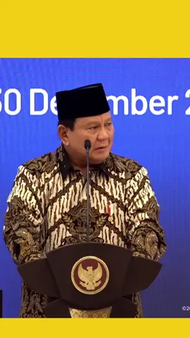 Presiden Prabowo Subianto menegaskan Indonesia perlu meningkatkan penanaman kelapa sawit tanpa takut terhadap tuduhan deforestasi. Dalam Musyawarah Perencanaan Pembangunan Nasional di Jakarta, Prabowo menyebut tuduhan tersebut tidak berdasar karena kelapa sawit juga menyerap karbon dioksida. “Saya kira ke depan kita harus tambah tanam kelapa sawit. Enggak usah takut apa itu katanya membahayakan, deforestation, namanya kelapa sawit ya pohon, ya kan?” ujarnya, Senin (30/12/2024).  Ia menambahkan, “Benar enggak, kelapa sawit itu pohon, ada daunnya kan? Dia menyerap karbondioksida, dari mana kok kita dituduh yang boten-boten saja itu orang-orang itu.” Menurutnya, kelapa sawit merupakan komoditas strategis yang sangat dibutuhkan banyak negara, dan Indonesia harus memanfaatkan sumber daya ini dengan maksimal. Prabowo juga meminta kepala daerah dan aparat keamanan menjaga kebun kelapa sawit sebagai aset nasional yang penting, meskipun Indonesia kerap menghadapi gugatan internasional terkait sawit. “Jadi jagalah para bupati, gubernur, tentara, polisi, jagalah kebun kelapa sawit kita. Itu aset negara,” tegasnya. Ia menyoroti tingginya ketergantungan negara lain terhadap kelapa sawit Indonesia, terutama setelah kunjungan kerjanya ke luar negeri. “Banyak negara terlalu berharap ke Indonesia. Saya sampai ngeri sendiri. Terutama mereka sangat membutuhkan kelapa sawit kita,” ujar Prabowo. _________________________________________________________________________ Ngeri juga Cara Pandang Presiden  terhadap lingkungan kita,  gimana gak hancur alam Indonesia ini.  Pertanyaannya, memang benar pohon sawit punya manfaat yang sama dengan tanaman hutan lainnya? Apakah Sawit Tanaman Hutan?