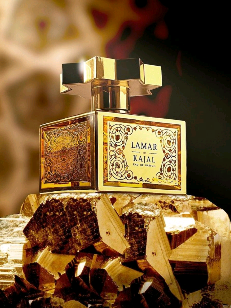 ✨ Lamar Kajal – parfum care nu intră în cameră… o cucerește. Un amestec de fructe aurii, trandafiri fierbinți și o dulceață orientală care rămâne pe piele ca o amintire luxoasă. E genul de parfum care spune totul fără să rostească un cuvânt. Strălucitor, arabesc, seducător. Dacă vrei să fii observată – Lamar e răspunsul.#essensparfum💗 
