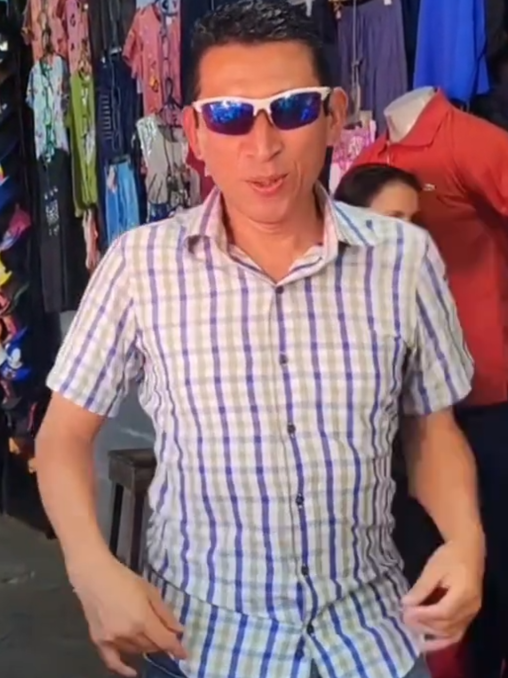 Buscando estrenos 🎄🎄#pikadito #fipシviral #elsalvador🇸🇻 #alegria @Deportivos y mas Damaris 