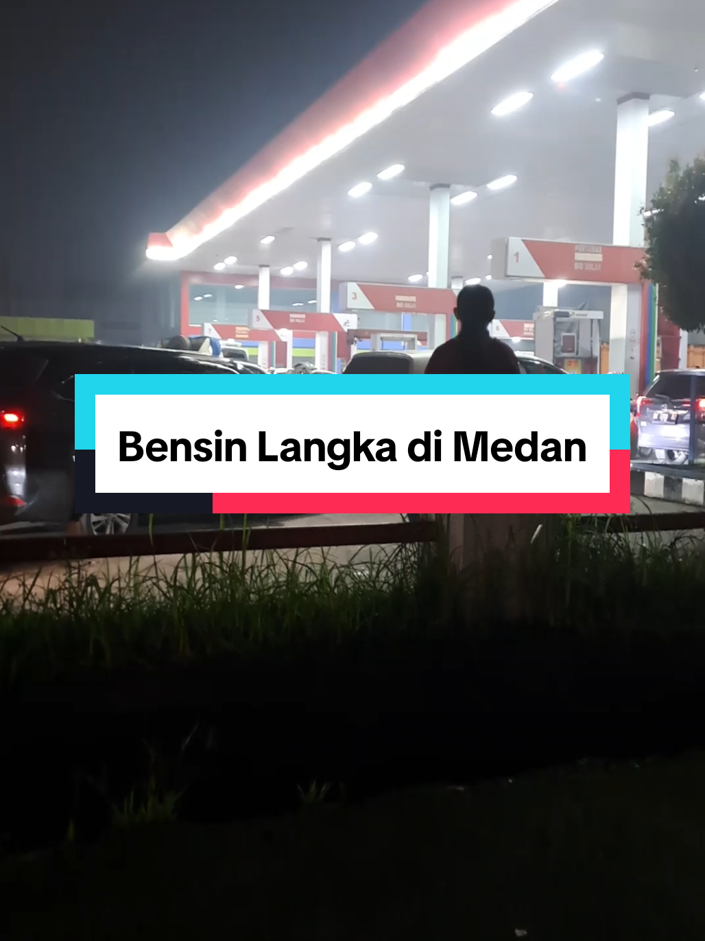sengaja nungguin sampai malam supaya gak antri dan bisa dapat isi bensin, ternyata sampai jam 12 malam masih ramai orang ngantri #spbu #spbupertamina #medan #medantiktok #medanviral 