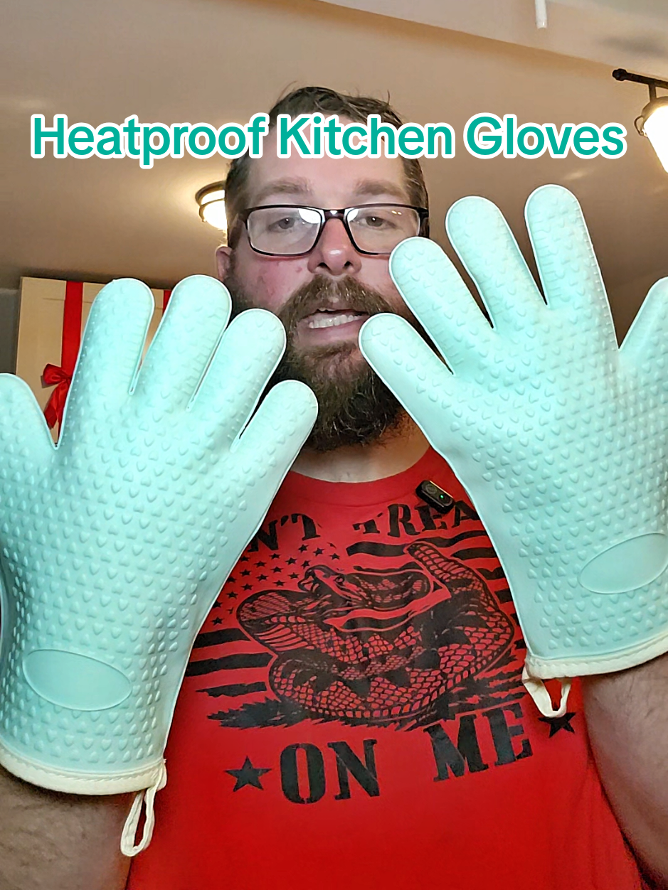 Level up your kitchen safety 🔥 These heatproof silicone gloves with padded cotton lining make grabbing hot trays, pots, and pans way easier and safer. #kitchengloves #heatproofgloves #ovenmitts #cookingessentials #kitchenaccessories 