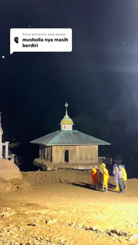 Membalas @ᴀᴅɪʙ ᴀʜsᴀɴɪ masyaallah kuasa tuhan , dari semua bangunan yang hanyut , hanya mushalla yang masih bertahan , mushalla ini 3 tingkat , kemungkinan masih ada korban di 2 lantai tsb , evakuasi korban dilanjut besok pagi smoga masi ada hidayah, Hasbunallah wanikmal wakil😇 #lembahanai #jembatankembar #padangpanjang #galodo #banjirbandang #fyp 