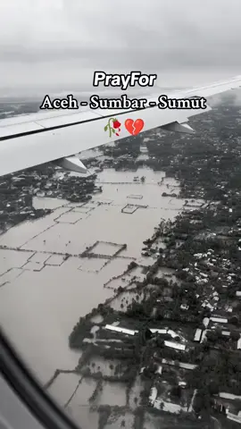 Bencana alam terjadi hampir berbarengan di tiga provinsi, Aceh, Sumatra Utara dan Sumatra Barat. Ada dorongan agar pemerintah menetapkan darurat bencana nasional. Mengomentari hal tersebut, Prabowo mengatakan, pemerintah terus memantau kondisi bencana di Aceh, Sumatra Utara dan Sumatra Barat. Badan Nasional Penanggulangan Bencana (BNPB) mengungkapkan data korban jiwa dari bencana alam yang terjadi di tiga provinsi, yaitu Aceh, Sumatera Utara (Sumut) dan Sumatera Barat (Sumbar).  Kepala BNPB Letjen Suharyanto mengatakan pihaknya memperoleh data per Jumat, 28 November 2025 sore. Saat ini, kata dia, total ada sebanyak 174 korban meninggal dunia, terbanyak berasal dari wilayah Sumatera Utara dengan 116 korban jiwa. #bencanaalam #prayfor #aceh #sumbar #sumut 