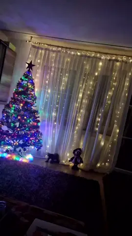 Voi când împodobiti bradul ❄️🎄?Mesaj în comentarii sau în privat dacă vreți detalii legate de CHRISTMAS BASKET-UL care poate face persoanele dragi din viata voastră sa se simtă speciale în cea mai frumoasă perioadă din an🎁🎀💝 #fyp #cadouridecraciun #winter #christmastreedecor #christmasbasket 