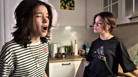 чо ей не нравится хз хз 