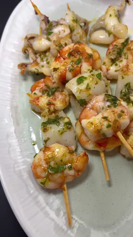 📍Brocheta de sepia y gamba 👇 Tu lista de compra👇 ▪️Gambas (cantidad necesaria) ▪️Sepia (cantidad necesaria) Salsa Mery 👇 ▪️Aceite de oliva virgen extra ▪️1 diente de ajo (picado) ▪️Perejil fresco picado ▪️1 cucharadita de pimentón (dulce o picante, al gusto) ▪️Jugo de limón (al gusto) ▪️Sal y pimienta (al gusto) Paso a paso👇 Prepara los ingredientes: • Limpia las gambas retirando la cáscara y las tripas. Corta la sepia en trozos de tamaño de un bocado. Prepara la salsa: • Mezcla en un recipiente aceite de oliva, ajo picado, perejil fresco, pimentón y jugo de limón. Añade sal y pimienta al gusto. Emulsiona y Reserva. Monta las brochetas: • Ensarta alternadamente las gambas y los trozos de sepia en palillos. • Cocina las brochetas: Calienta una sartén con un poco de aceite de oliva. Marca las brochetas por ambos lados, aproximadamente 1 minuto por cada lado y pincélalas con la vinagreta preparada.   • En unos segundos emplata y dales otro toque con la salsa para terminar.  Listo para disfrutar🤌🤌 #brochetas #marisco #gamba #aperitivos 