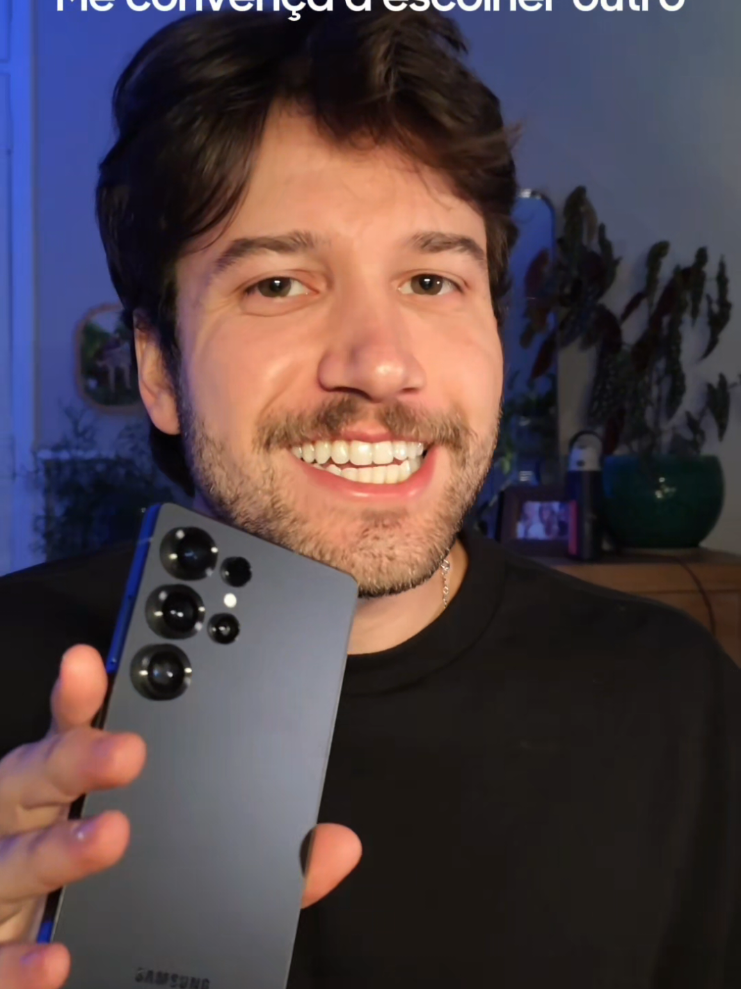 Me convença a escolher outro! Estou com o meu Galaxy S25 Ultra desde o lançamento dele no início do ano, e sempre recebo mensagem de vocês elogiando a qualidade dos conteúdos. Por isso quero que você me convença a trocar de aparelho. Afinal, eu me garanto demais com os 200MP de qualidade da câmera do meu Galaxy, e claro, com Gemini Live, Galaxy Al, design e tudo mais que esse aparelho tem para oferecer. Mas me conta aqui, qual das features tu mais curte no seu Galaxy? E me convença a escolher outro! @samsungbrasil #publi #GalaxyS25Ultra #TeamGalaxy