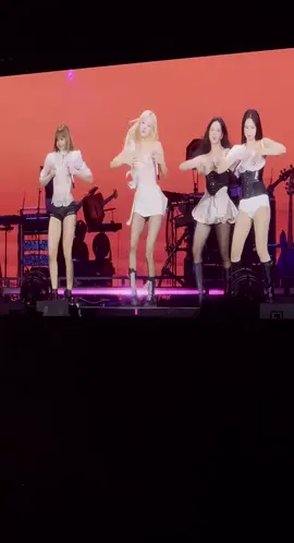 Concert Blackpink Singapour - nouvelle tenue pour la musique Lovesick girls @JISOO @ROSÉ @JENNIE @LISA @blackpinkofficial #jisoo #rosé #jennie #lisa #blackpink 
