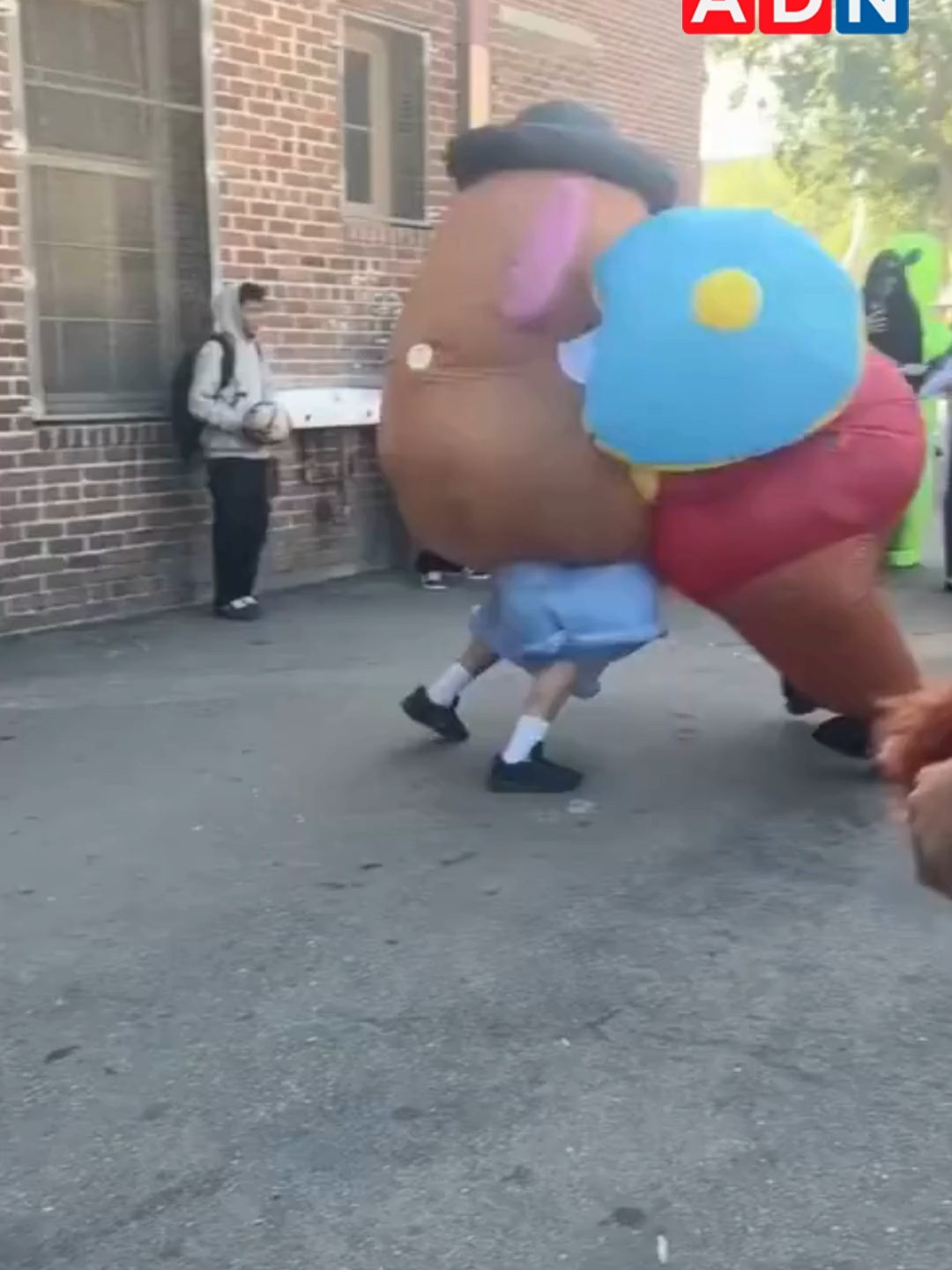 A través de redes sociales, usuarios viralizaron un video donde se ven los corpóreos del Señor Cara de Papa y Eric Cartman teniendo una violeta pelea. En el registro, se nota como intentan intervenir Calamardo y Mike Wazowski para que no sigan peleando pero terminan peleando entre ellos.