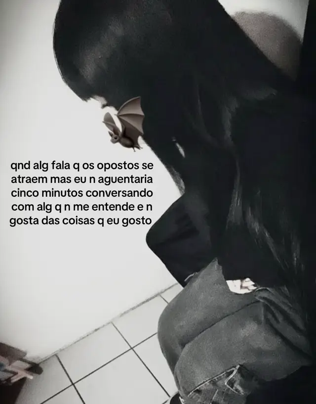 tipo cm eu convivo cm alg q detesta jogos, n ve o tio orochi, odeia resident evil e n tem o msm humor q eu #fyp #goodlooking #reflections #franjudinha #girls 