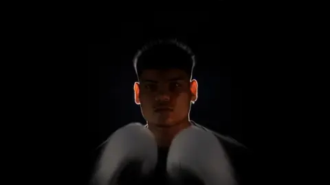 Mañana, 29 de noviembre, estaremos boxeando en Mocoa, Putumayo, en un combate contra @yersongiii. La pelea será transmitida EN VIVO por mi canal de Kick, así que conéctate a las 7:00 p.m. para que no te la pierdas. 🥊🔥