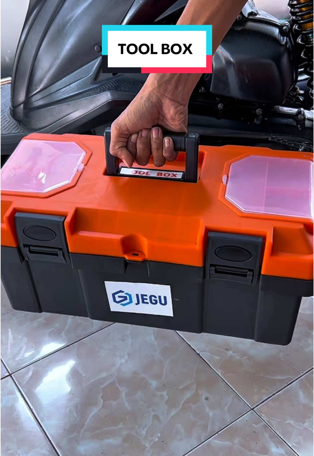 Tool Box Plastik 12–20 inch ini dirancang dengan material plastik tebal dan kuat untuk menyimpan berbagai jenis perkakas tukang, peralatan mekanik, hingga kebutuhan rumah tangga. Memiliki kompartemen atas untuk baut dan aksesoris kecil. Tersedia ukuran lengkap dari kecil hingga besar. Cocok untuk teknisi, bengkel, tukang, dan hobi DIY. Harga terjangkau dengan kualitas premium. #toolbox #kotakperkakas #toolboxmurah #kotakalattukang #toolorganizer 