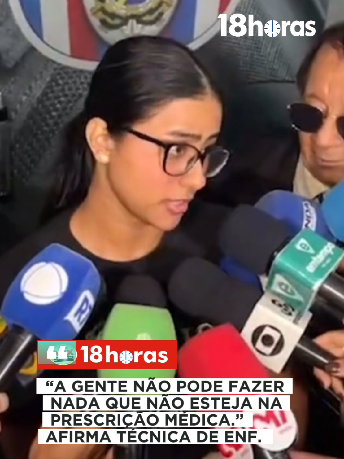 🚨 CASO BENÍCIO: TÉCNICA REVELA À POLÍCIA QUE PEDIU AJUDA E FOI IGNORADA… 😔⚠️ A técnica de enfermagem que atendeu Benício deu um depoimento forte à polícia: “Eu só podia fazer o que estava prescrito. Fui chamar a médica, disse que a criança tava passando mal e ela respondeu: ‘tá bom, só esperar’. Depois de muito tempo ela chegou e já foi procurar culpados. Chegou até a questionar a mãe dizendo que era só uma nebulização.” Enquanto isso, a Justiça decidiu que a médica investigada irá responder em liberdade, após habeas corpus preventivo — mesmo com o inquérito tratando o caso como homicídio doloso qualificado por crueldade. O delegado Marcelo Martins afirma que testemunhas relataram demora no socorro e indiferença diante da gravidade do quadro, o que agravou ainda mais a situação do pequeno Benício, de 6 anos, que sofreu seis paradas cardíacas antes de morrer. A defesa da médica nega tudo. Mas médicos ouvidos no inquérito já disseram que não existe antídoto para overdose de adrenalina, apenas suporte clínico — reforçando que a decisão inicial no atendimento foi determinante. A investigação agora segue com CREMAM, Polícia Civil e documentos do hospital. A família pede apenas uma coisa: justiça. E você… Acha correta a decisão da Justiça de mantê-la em liberdade❓ Quem errou nesse atendimento❓ Comente abaixo👇 #CasoBenício #Manaus #erroMédico #santajulia #18horasnews 