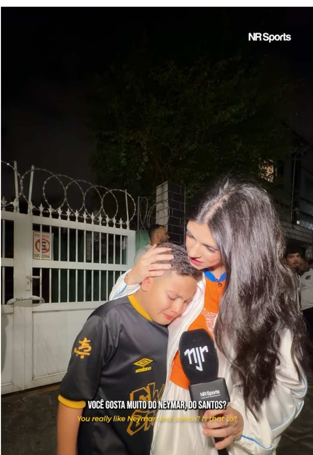 A torcida do @Santos FC te dá um pouco do gostinho do Efeito Neymar! 🔥👑 . Santos FC's crowd gives you a bit of the Neymar Effect taste! 🔥👑 @Enejota @natguareschi 