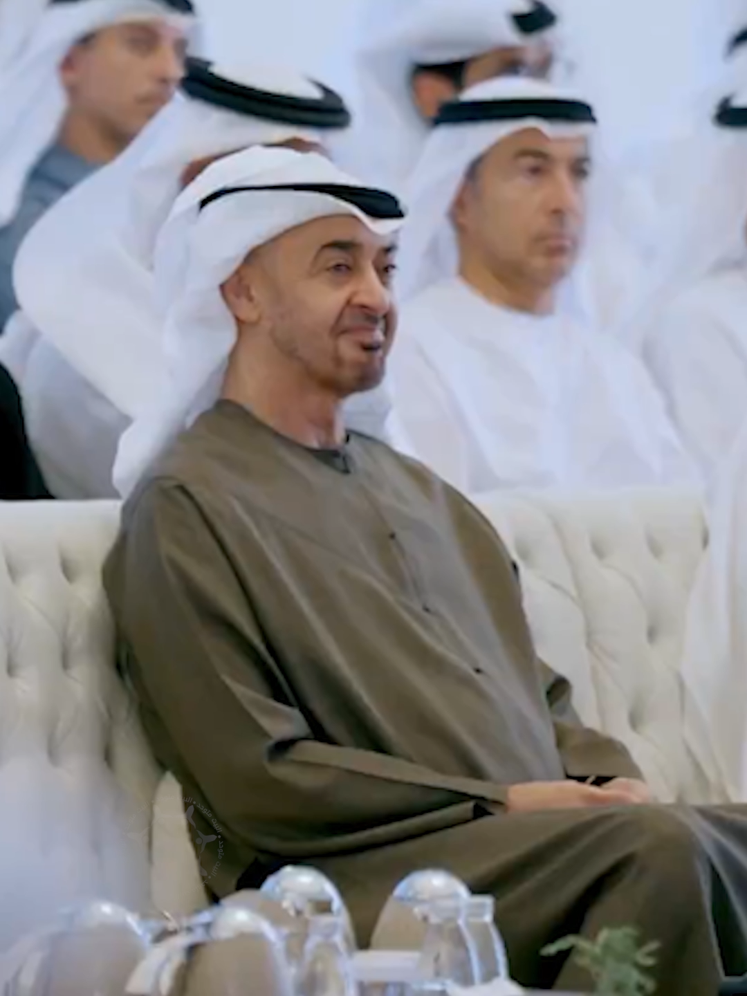 لولاك نحنـــا مــا اعتزينــا عزايــــم لا يمكـــن تليـــن لا هنــــت يا ليث العرينـــا يا قدوة شيـوخ مياميـــن موقفك دايـــم يحتمينــــا و نـضد بك كل المعاديـــن . . #رئيس_الدولة #محمد_بن_زايد #محمد_بن_زايد_عزنا_وفخرنا