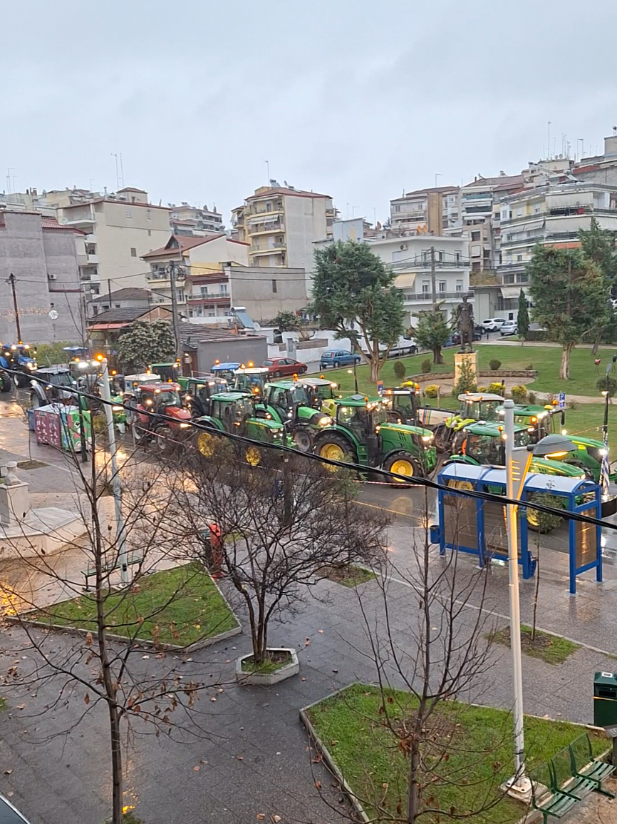 Όλοι παλεύουμε για να ζήσουμε τις οικογένειες μας. Δεν θέλουμε μια χώρα γονατισμένη, αλλά μια χώρα που παράγει και στέκεται στα πόδια της.  #αγρότες #γιαννιτσα #ελλαδα #agro #tractors