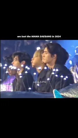 ENHYPEN WON DAESANG MAMA AWARD!!! Thề lúc jw gọi tên enchin là rưng rưng r cái nhỏ khók là khók theo luôn 🥹 xứng đáng lắm, vất vả rồi 7 chíp iu của t ơi 🫳🏼🫳🏼 2025 thật sự là năm của Én mà mở đầu năm là Enchella và khép lại cuối năm với Daesang MAMA 😭 tr ơi định nghĩa của 